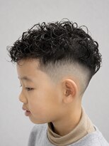 スター(STAR)&nbsp;キッズ波巻きパーマ×フェード｜爽やかヘア
