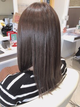 チームヘアー(TEAM hair) ツヤ感ストレート。グレージュヘア