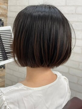 ハサミバイアトリエナガノ 千葉(8sami by atelier nagano) ショートボブ/センターパート/ツヤ髪/グラデーション/イヤリング