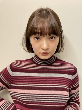 ベル 新宿(Belle) 前髪が割れやすい方、少し厚めの前髪にすると解消されます。小顔