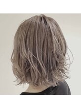 《ダブルカラー》で外国人風の抜け感を♪トレンドを意識したスタイルを提案します！