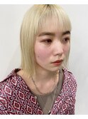 透き通ってしまいそうなホワイトベージュボブ