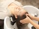 ヘアーデザイン カルム(CALME)の写真/【フルフラットのシャンプー台で夢心地…☆】炭酸で毛穴スッキリ！本格ヘッドスパが＋¥4400～体験できる♪