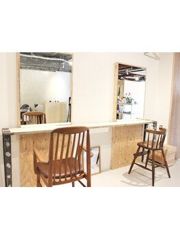 コーヒースタンド併設の気軽に通えるカフェ風サロン♪オトナ女性やご家族揃ってのご来店も大歓迎です◎