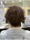 クセを活かしたショートカット×明るい白髪染め