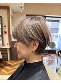 丸み×なじむハイライトの上品ショート