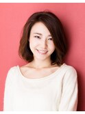 サイドパートで魅せる大人の美人ボブ