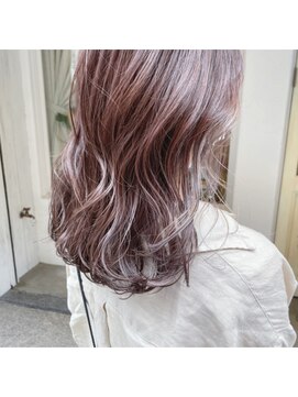 マウロア(MAULOA) “白髪ぼかしハイライト×インナーカラー”中西英美子