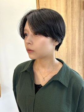 エクテ(ecouter) 黒髪暗めカラーアンニュイセンターパートハンサムショート