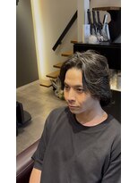 ブル(b.u.l.l.)&nbsp;センターパートウルフの毛流れパーマ
