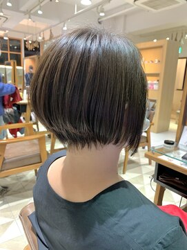 ネオリーブエム(Neolive em;) 前下がりクール系大人ショートボブ☆