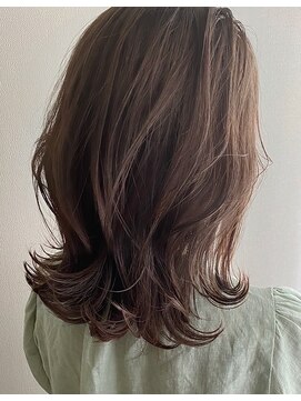 ドゥ(Du) セミディ　カーキアッシュ　外ハネスタイル