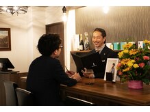 ディアバーバー 南森町店(DEAR BARBER)の雰囲気（バーカウンターで要望、お悩みについてカウンセリング）