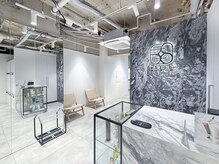 シオン(shion)の雰囲気（モノトーンを基調としたシンプルな店内で全てのお客様にfit）