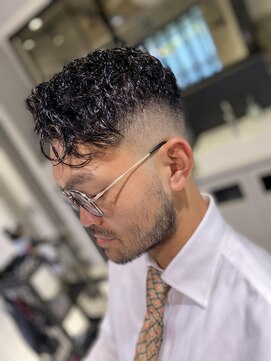 フランクスバーバーザスタンド(Frank’s barber the stand) スキンフェードサイドパートパーマE