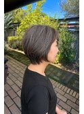 グレーヘアーを活かしたショートボブ