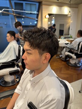 ゼロスバーバー(0's BARBER SHOP) ツイスパ緩めメンズパーマツーブロック韓国