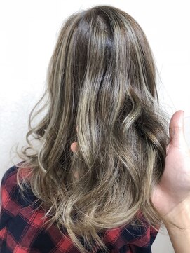 ヘアーメイクパーソナル SNSでも大人気！！ハイライトグラデーションbackstyle