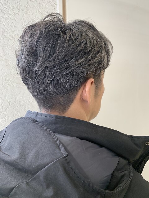 グレイヘアが映える！イケオジメンズカット