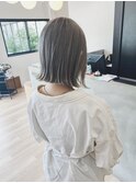 モノトーングレージュ×ハイライト×ミディアムボブ