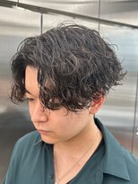 S字のカールが人気のセンターパート×波巻きスパイラルパーマ