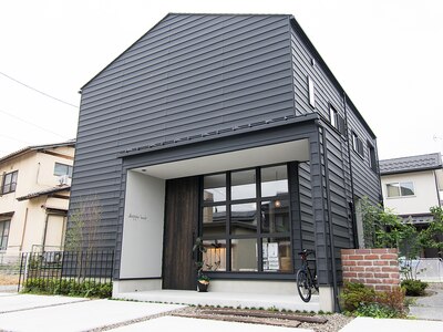 シックな黒の外観が目印。