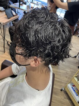 エヌプラス(N+) 波巻きツイストスパイラル刈り上げセンターパートサーフカール