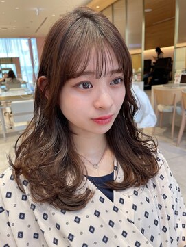 アフロートリノ(AFLOAT Leino) 抜け感のあるレイヤーカットでゆるふわヘアスタイル