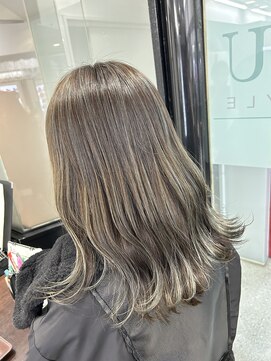 アイズ 本厚木(AIZU) 白髪ぼかしハイライト　ミルクティーグレージュ