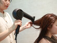 【お仕上げとアフターカウンセリング】髪を整え、お悩み解決のプランをスタイリストからご説明します。