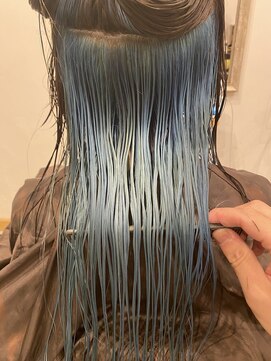 エルモ(ELMO) 水色までのブリーチ before after