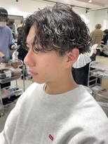 フィフス 原宿(fifth)&nbsp;センターパート波巻きツイストスパイラルパーマコンマヘア韓国