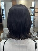 切りっぱなしボブ　ブルーブラック　ブリーチカラー　暗髪