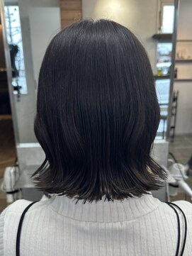 ビスクヘアデザイン(bisq hair design) 切りっぱなしボブ　ブルーブラック　ブリーチカラー　暗髪