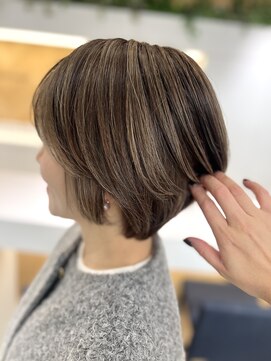 ステア ケース(stair case) ハイライトで白髪ぼかしながら透明感と奥行きをプラス