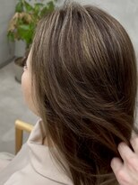 レヴィア(REVIA)&nbsp;ハイライトブリーチ白髪ぼかしレイヤーカット