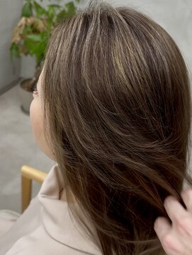 レヴィア(REVIA) ハイライトブリーチ白髪ぼかしレイヤーカット