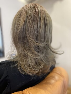 スノウ(snow) カーキな白髪ぼかし