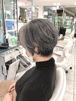 クオーター(QUARTER)&nbsp;グレーを活かしたくびれショート