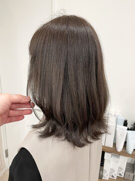 アトレ(attrait) ☆*外はねミディ×グレージュカラー*☆