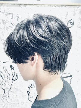 ベシドゥーズ(Besixdouze) センターパート前下がりショート