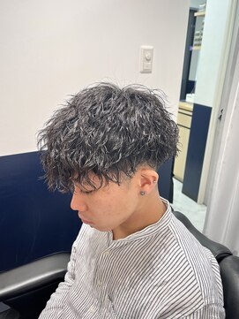 リバティシェアバーバー 銀座(LIBERTY SHARE BARBER) フェード×ツイストスパイラルパーマ