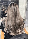 レイヤーボブハイライトブリーチレイヤーハイトーングレージュ