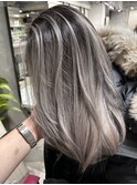 レイヤーボブハイライトブリーチレイヤーハイトーングレージュ