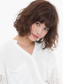 フィックスアップ 銀座(FIX-UP GINZA)の写真/シャンプーしてドライするだけで決まる、スタイリングするようにパーマをかけるテクニックが売り。［銀座］