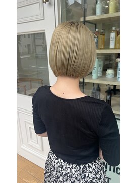 シュプール(SPUR) ハイトーンブロンド×すっきりショート丸みボブ