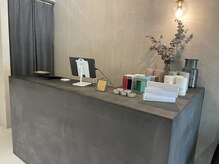 ボル(vol.)の雰囲気（シャンプーやオイルをカウンターにディスプレイしてます♪）