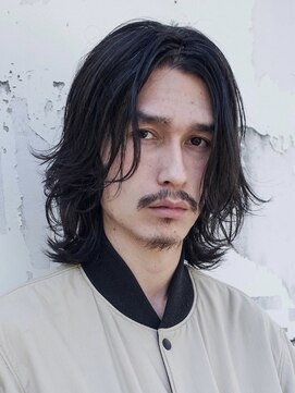 カムジーヘッドカミノウラ(COMEGHEAD KAMINOURA) センターパートスパイラルパーマツーブロック刈り上げメンズヘア