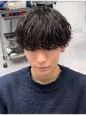 黒髪シャドウ波巻きパーマ2ブロックマッシュショート