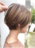 ショートヘア顔周りレイヤーブリーチダブルカラーショートボブ